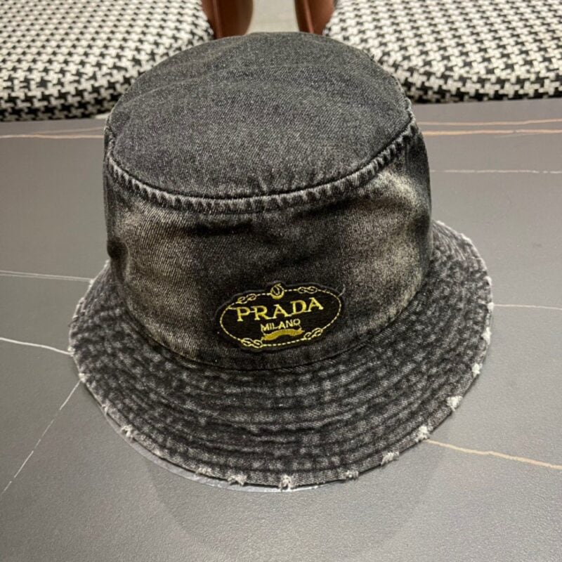 【AT2109】Prada プラダ2024年のデニムフィッシャーマンハットは、ウォッシュデニムのカラーで、ランウェイモデルと同じデザインです。柔らかく快適な素材で、カジュアルなデザインはどんな服装にも合わせやすいです。目をつぶって買いましょう！