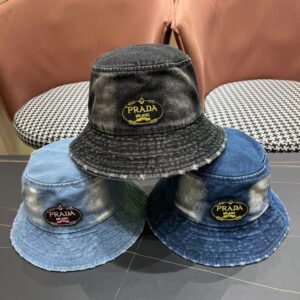 【AT2109】Prada プラダ2024年のデニムフィッシャーマンハットは、ウォッシュデニムのカラーで、ランウェイモデルと同じデザインです。柔らかく快適な素材で、カジュアルなデザインはどんな服装にも合わせやすいです。目をつぶって買いましょう！