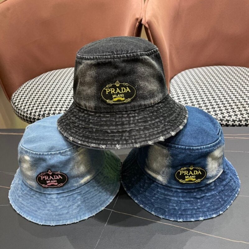【AT2109】Prada プラダ2024年のデニムフィッシャーマンハットは、ウォッシュデニムのカラーで、ランウェイモデルと同じデザインです。柔らかく快適な素材で、カジュアルなデザインはどんな服装にも合わせやすいです。目をつぶって買いましょう！