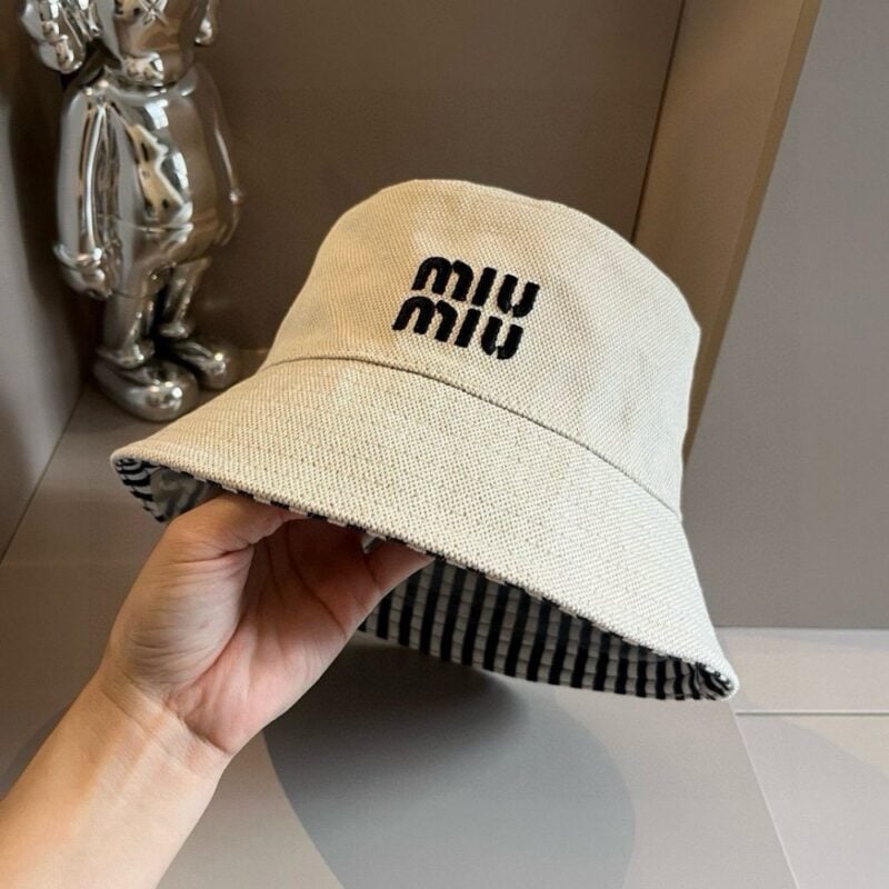 【AT2121】miumiuの新しいフィッシャーマンキャップ、男女ともに適用可能です。頭囲は57cm程度です。