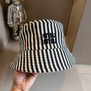 【AT2121】miumiuの新しいフィッシャーマンキャップ、男女ともに適用可能です。頭囲は57cm程度です。