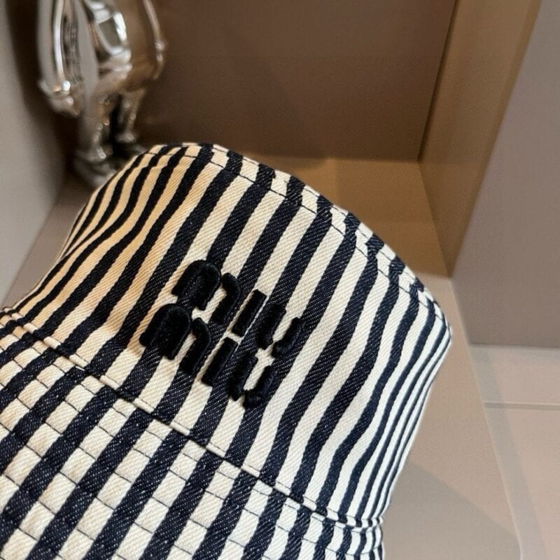 【AT2121】miumiuの新しいフィッシャーマンキャップ、男女ともに適用可能です。頭囲は57cm程度です。