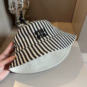 【AT2121】miumiuの新しいフィッシャーマンキャップ、男女ともに適用可能です。頭囲は57cm程度です。