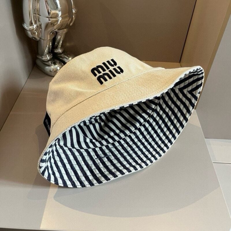 【AT2121】miumiuの新しいフィッシャーマンキャップ、男女ともに適用可能です。頭囲は57cm程度です。