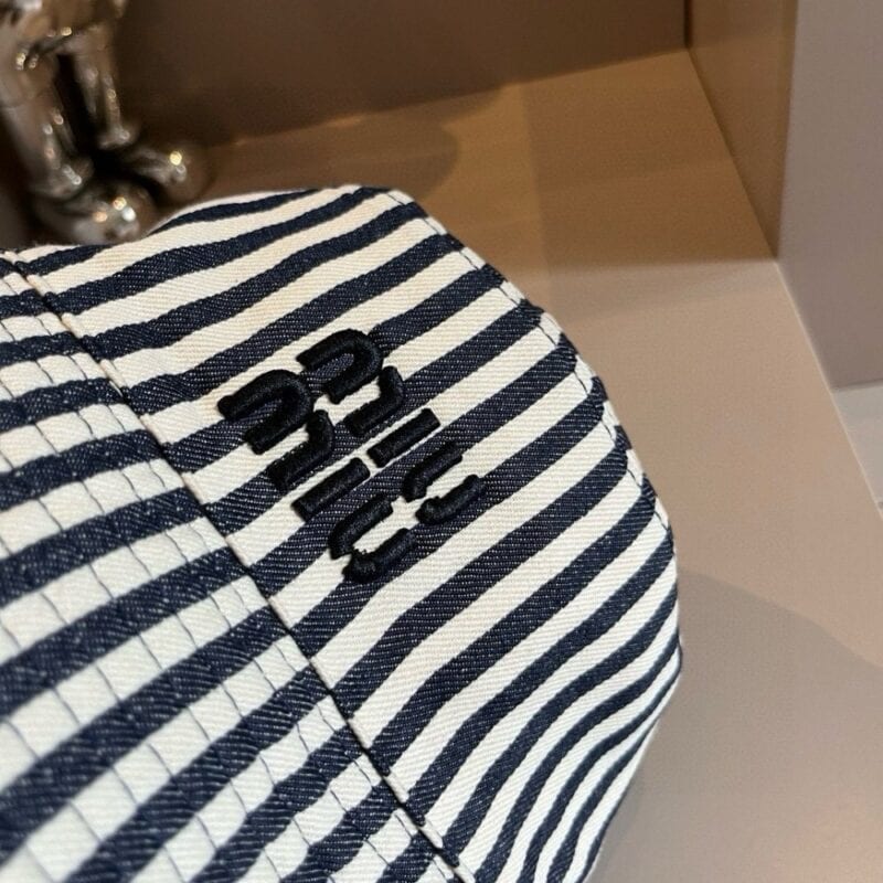 【AT2121】miumiuの新しいフィッシャーマンキャップ、男女ともに適用可能です。頭囲は57cm程度です。