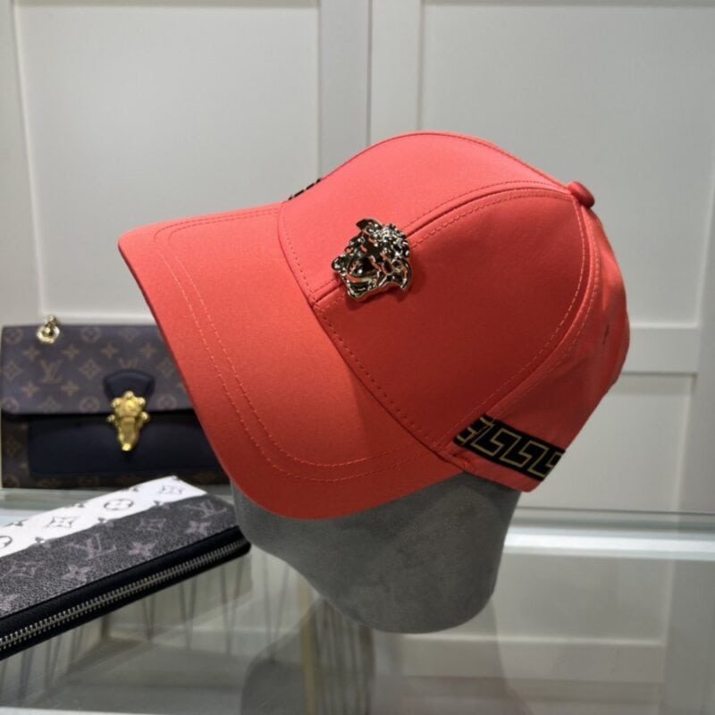 【AT2128】Versaceのクラシックベースボールキャップは、シンプルで洗練された刺繍が施されており、ファッショナブルでカジュアルなデザインです。今シーズンの新作です。