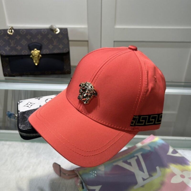 【AT2128】Versaceのクラシックベースボールキャップは、シンプルで洗練された刺繍が施されており、ファッショナブルでカジュアルなデザインです。今シーズンの新作です。