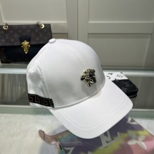 【AT2128】Versaceのクラシックベースボールキャップは、シンプルで洗練された刺繍が施されており、ファッショナブルでカジュアルなデザインです。今シーズンの新作です。