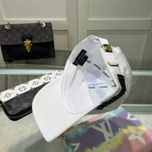 【AT2128】Versaceのクラシックベースボールキャップは、シンプルで洗練された刺繍が施されており、ファッショナブルでカジュアルなデザインです。今シーズンの新作です。