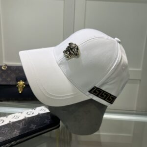 【AT2128】Versaceのクラシックベースボールキャップは、シンプルで洗練された刺繍が施されており、ファッショナブルでカジュアルなデザインです。今シーズンの新作です。