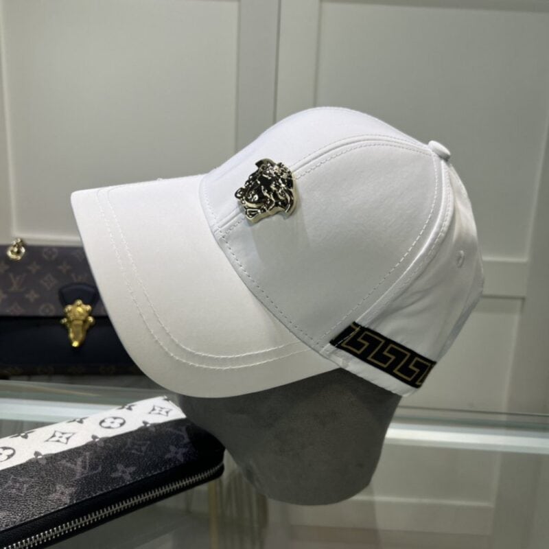 【AT2128】Versaceのクラシックベースボールキャップは、シンプルで洗練された刺繍が施されており、ファッショナブルでカジュアルなデザインです。今シーズンの新作です。