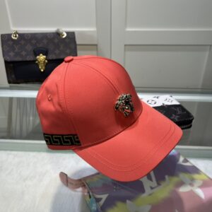 【AT2128】Versaceのクラシックベースボールキャップは、シンプルで洗練された刺繍が施されており、ファッショナブルでカジュアルなデザインです。今シーズンの新作です。