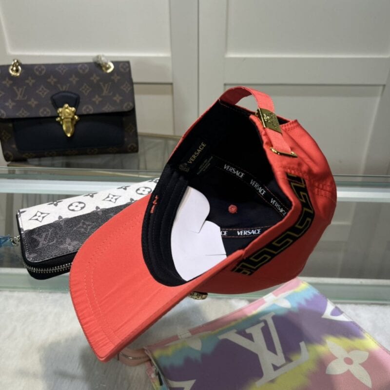 【AT2128】Versaceのクラシックベースボールキャップは、シンプルで洗練された刺繍が施されており、ファッショナブルでカジュアルなデザインです。今シーズンの新作です。