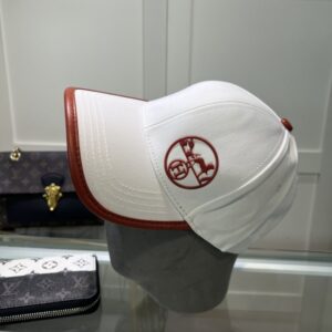【AT2129】Hermes エルメスの限定刺繍入りベースボールキャップ、公式ウェブサイトのオリジナルバージョン、高品質版をお探しの方へ 通気性がよく快適、紫外線対策もバッチリ、上品な印象を演出、防塵袋付き