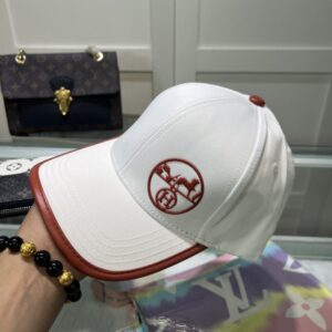 【AT2129】Hermes エルメスの限定刺繍入りベースボールキャップ、公式ウェブサイトのオリジナルバージョン、高品質版をお探しの方へ 通気性がよく快適、紫外線対策もバッチリ、上品な印象を演出、防塵袋付き