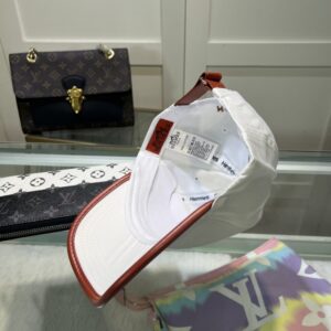 【AT2129】Hermes エルメスの限定刺繍入りベースボールキャップ、公式ウェブサイトのオリジナルバージョン、高品質版をお探しの方へ 通気性がよく快適、紫外線対策もバッチリ、上品な印象を演出、防塵袋付き