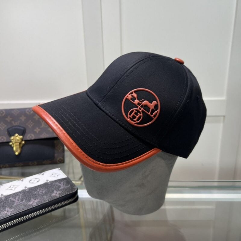 【AT2130】Hermes エルメスの限定刺繍入りベースボールキャップ、公式ウェブサイトのオリジナル版、高品質の商品を知る人のみ～通気性がよく快適、日焼け止め指数が非常に高く、エレガントな女性らしい雰囲気、防塵バッグ付き