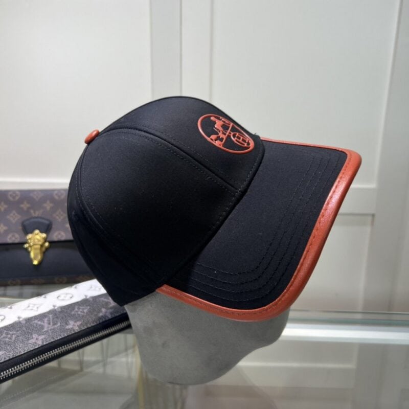 【AT2130】Hermes エルメスの限定刺繍入りベースボールキャップ、公式ウェブサイトのオリジナル版、高品質の商品を知る人のみ～通気性がよく快適、日焼け止め指数が非常に高く、エレガントな女性らしい雰囲気、防塵バッグ付き