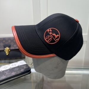 【AT2130】Hermes エルメスの限定刺繍入りベースボールキャップ、公式ウェブサイトのオリジナル版、高品質の商品を知る人のみ～通気性がよく快適、日焼け止め指数が非常に高く、エレガントな女性らしい雰囲気、防塵バッグ付き