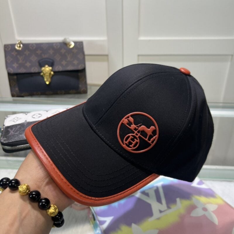 【AT2130】Hermes エルメスの限定刺繍入りベースボールキャップ、公式ウェブサイトのオリジナル版、高品質の商品を知る人のみ～通気性がよく快適、日焼け止め指数が非常に高く、エレガントな女性らしい雰囲気、防塵バッグ付き