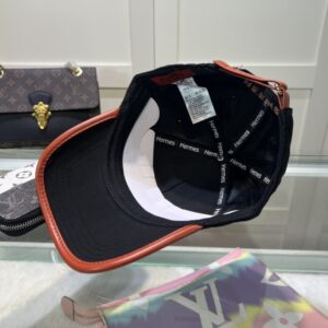【AT2130】Hermes エルメスの限定刺繍入りベースボールキャップ、公式ウェブサイトのオリジナル版、高品質の商品を知る人のみ～通気性がよく快適、日焼け止め指数が非常に高く、エレガントな女性らしい雰囲気、防塵バッグ付き
