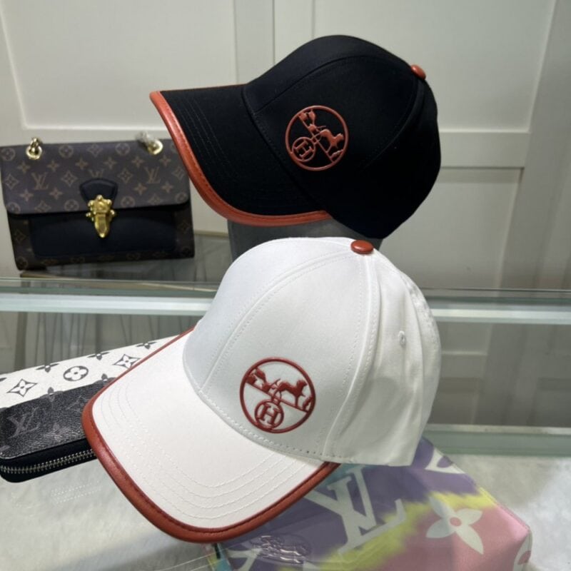 【AT2130】Hermes エルメスの限定刺繍入りベースボールキャップ、公式ウェブサイトのオリジナル版、高品質の商品を知る人のみ～通気性がよく快適、日焼け止め指数が非常に高く、エレガントな女性らしい雰囲気、防塵バッグ付き