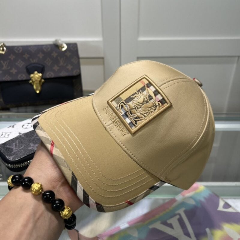 【AT2132】Burberryのオリジナルベースボールキャップ、クラシックなBTシンプルな刺繍オリジナル新製品、とてもお気に入りのベースボールキャップです🥰、キャップを自分用に保管し、防塵袋付き。