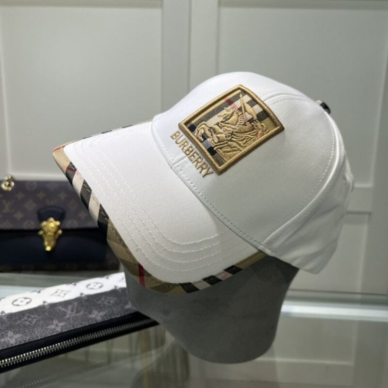 【AT2133】Burberry バーバリーのオリジナル野球帽、クラシックでシンプルな刺繍の新作です。とてもお気に入り🥰とっとと使いたい野球帽を自分のものにしました。防塵袋が付属しています。