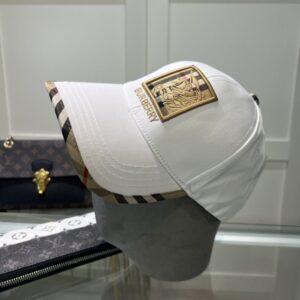 【AT2133】Burberry バーバリーのオリジナル野球帽、クラシックでシンプルな刺繍の新作です。とてもお気に入り🥰とっとと使いたい野球帽を自分のものにしました。防塵袋が付属しています。