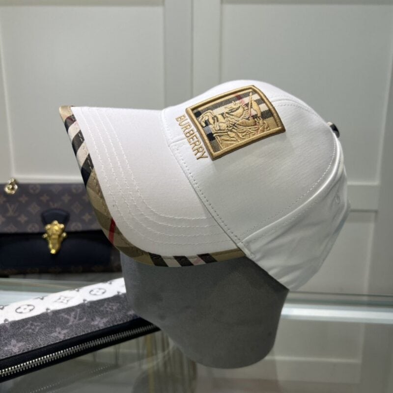 【AT2133】Burberry バーバリーのオリジナル野球帽、クラシックでシンプルな刺繍の新作です。とてもお気に入り🥰とっとと使いたい野球帽を自分のものにしました。防塵袋が付属しています。