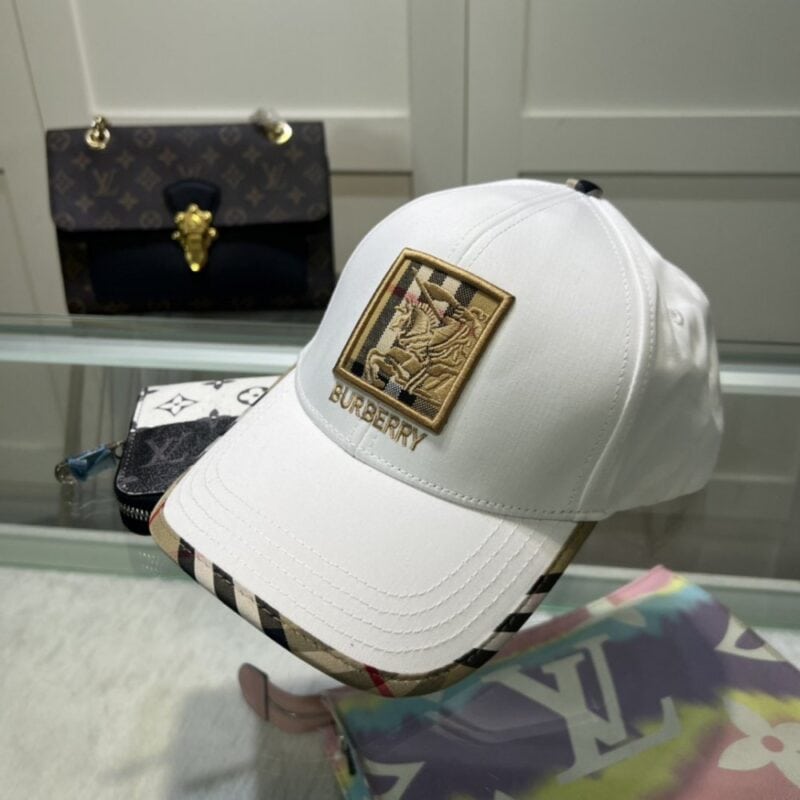 【AT2133】Burberry バーバリーのオリジナル野球帽、クラシックでシンプルな刺繍の新作です。とてもお気に入り🥰とっとと使いたい野球帽を自分のものにしました。防塵袋が付属しています。