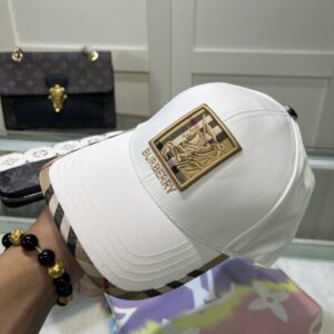 【AT2133】Burberry バーバリーのオリジナル野球帽、クラシックでシンプルな刺繍の新作です。とてもお気に入り🥰とっとと使いたい野球帽を自分のものにしました。防塵袋が付属しています。