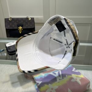 【AT2133】Burberry バーバリーのオリジナル野球帽、クラシックでシンプルな刺繍の新作です。とてもお気に入り🥰とっとと使いたい野球帽を自分のものにしました。防塵袋が付属しています。