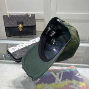 【AT2134】Balenciaga公式サイトの新作、バレンシアガの最新ベースボールキャップ。