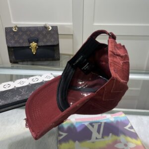 【AT2134】Balenciaga公式サイトの新作、バレンシアガの最新ベースボールキャップ。