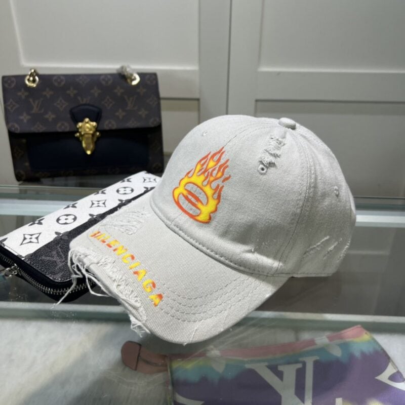 【AT2135】Balenciaga公式ウェブサイトの新商品　バレンシアガの最新ウィンターキャップ