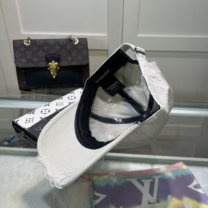 【AT2135】Balenciaga公式ウェブサイトの新商品　バレンシアガの最新ウィンターキャップ