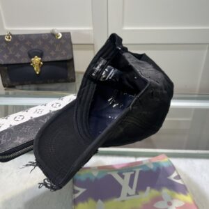 【AT2135】Balenciaga公式ウェブサイトの新商品　バレンシアガの最新ウィンターキャップ
