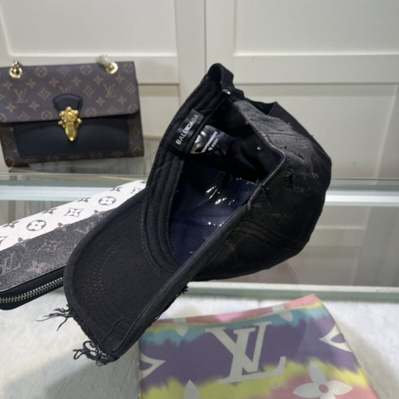【AT2135】Balenciaga公式ウェブサイトの新商品　バレンシアガの最新ウィンターキャップ
