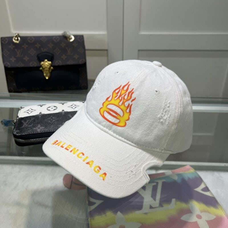 【AT2136】Balenciaga公式サイト新作　バレンシアガの新しいキャップ