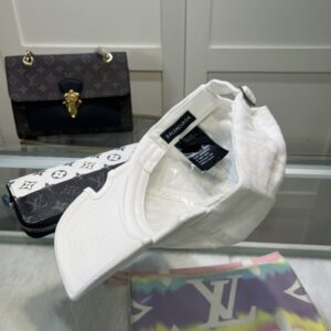 【AT2136】Balenciaga公式サイト新作　バレンシアガの新しいキャップ