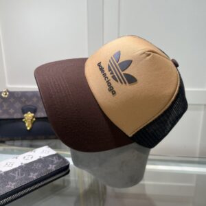 【AT2139】Balenciagaオフィシャルウェブサイトの新作。 パリのメゾンの新しいベースボール帽。 即納品🧢シンプルなネットキャップ