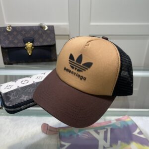 【AT2139】Balenciagaオフィシャルウェブサイトの新作。 パリのメゾンの新しいベースボール帽。 即納品🧢シンプルなネットキャップ
