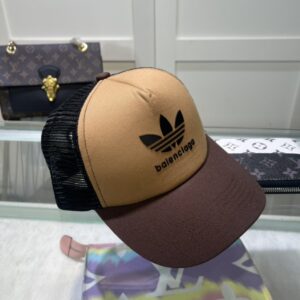 【AT2139】Balenciagaオフィシャルウェブサイトの新作。 パリのメゾンの新しいベースボール帽。 即納品🧢シンプルなネットキャップ