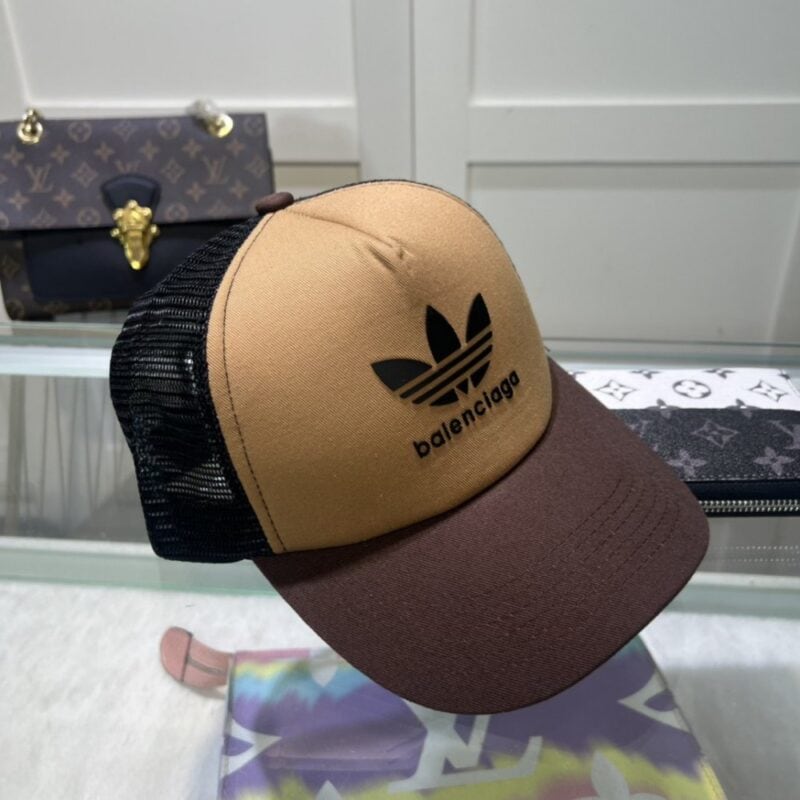 【AT2139】Balenciagaオフィシャルウェブサイトの新作。 パリのメゾンの新しいベースボール帽。 即納品🧢シンプルなネットキャップ