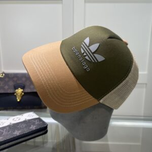 【AT2139】Balenciagaオフィシャルウェブサイトの新作。 パリのメゾンの新しいベースボール帽。 即納品🧢シンプルなネットキャップ