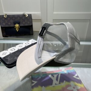 【AT2140】Balenciagaの公式ウェブサイトの新製品、バレンシアガの新しいベースボールキャップ、在庫あり即発送🧢シンプルなメッシュキャップ