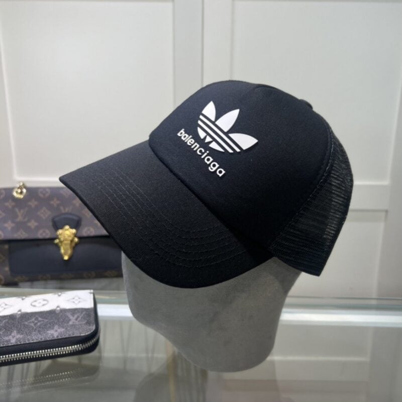 【AT2143】Balenciaga公式サイトの新作、Balenciagaの新しいベースボールキャップが入荷しました🧢シンプルなデザインのキャップ、即発送可能です。