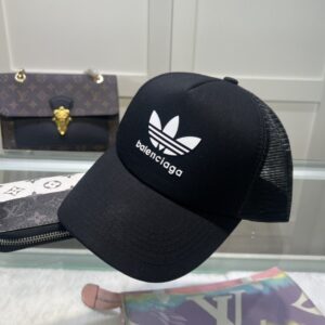 【AT2143】Balenciaga公式サイトの新作、Balenciagaの新しいベースボールキャップが入荷しました🧢シンプルなデザインのキャップ、即発送可能です。