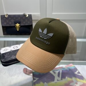 【AT2143】Balenciaga公式サイトの新作、Balenciagaの新しいベースボールキャップが入荷しました🧢シンプルなデザインのキャップ、即発送可能です。